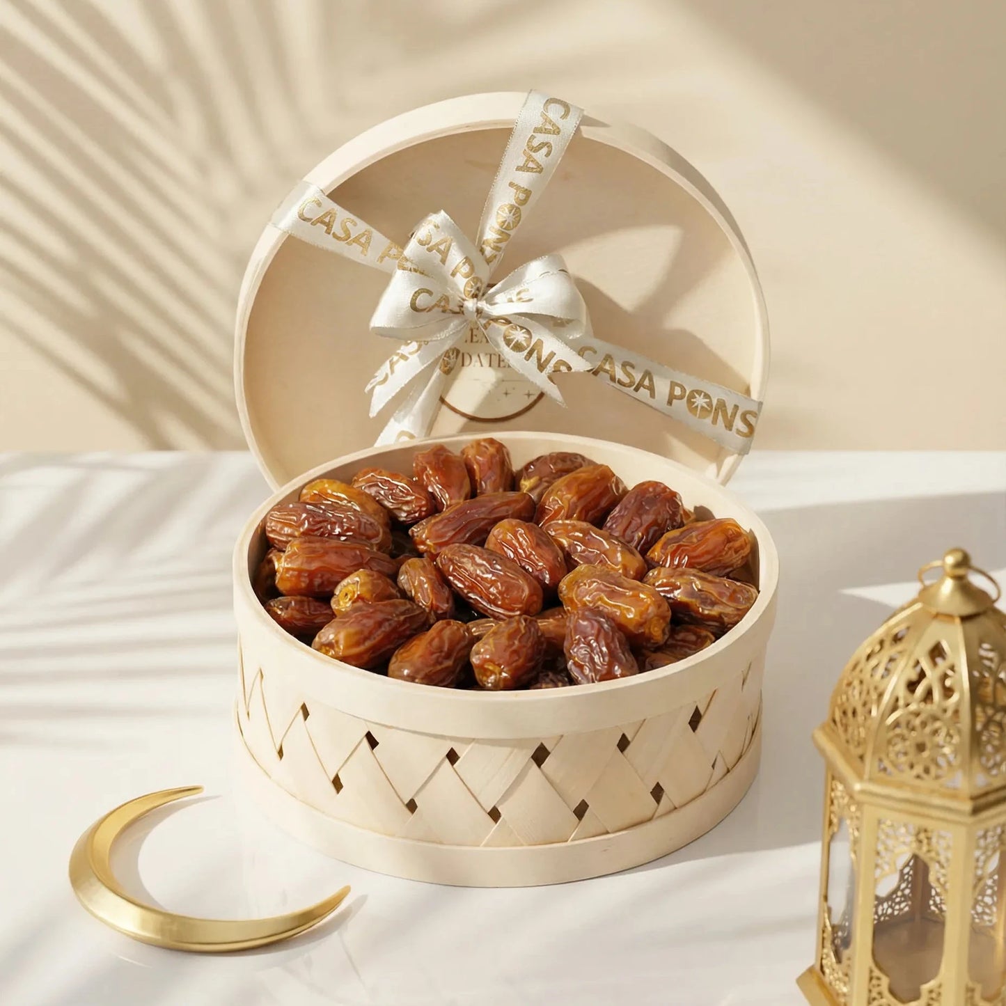 Dry Majdool dates presented in a palm tree gift box 500 g