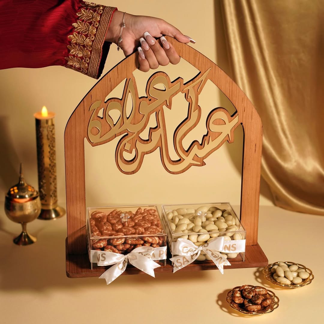 Gold Wood Stand – Casa Pons premium pistachio & pecan dragees in luxury wooden display with Eid greetings