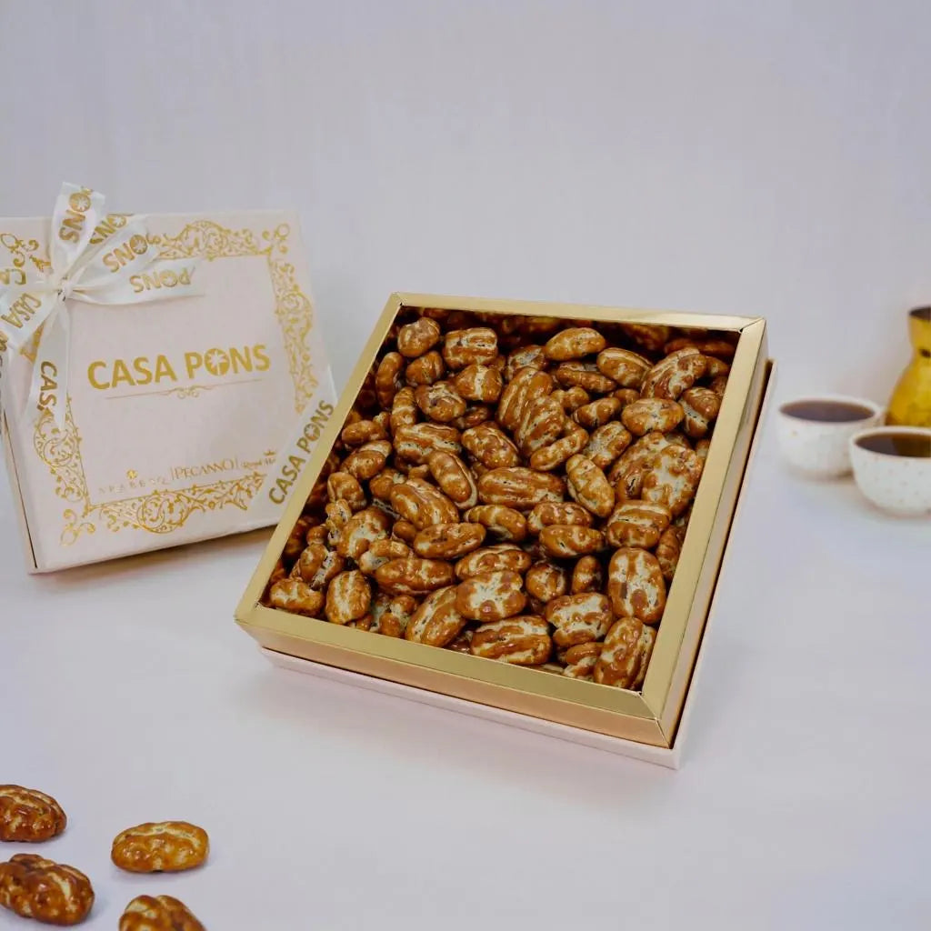 Large Pecan Caramel Gift Box Off White – Casa Pons premium caramel-coated pecans in elegant large off-white packaging