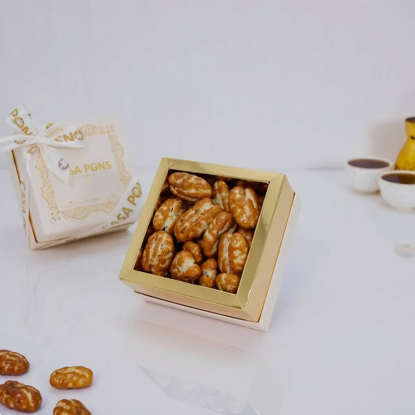 صندوق هدايا صغير بنكهة البقان والكراميل - إصدار أبيض فاتح