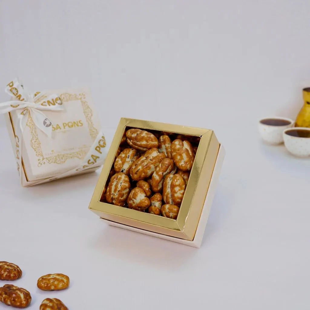 Small Pecan Caramel Gift Box Off White – Casa Pons caramel-coated pecans in elegant off-white packaging