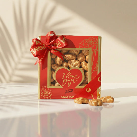 علبة هدايا جوز البقان والكراميل - إصدار أحبك (320 جرام)