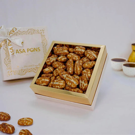 Medium Pecan Caramel Gift Box Off White – Casa Pons premium caramel-coated pecans in elegant medium off-white packaging