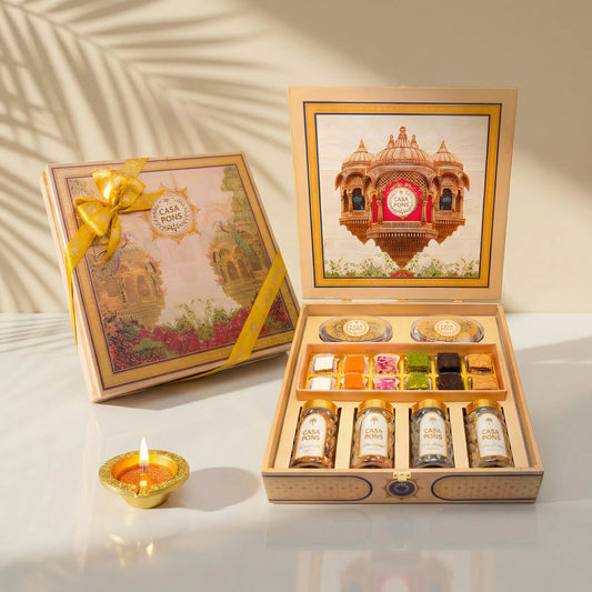 صندوق ملكي عتيق مربع كبير | ملبن، تشكيلة من التمر المحشو والجوز البقان