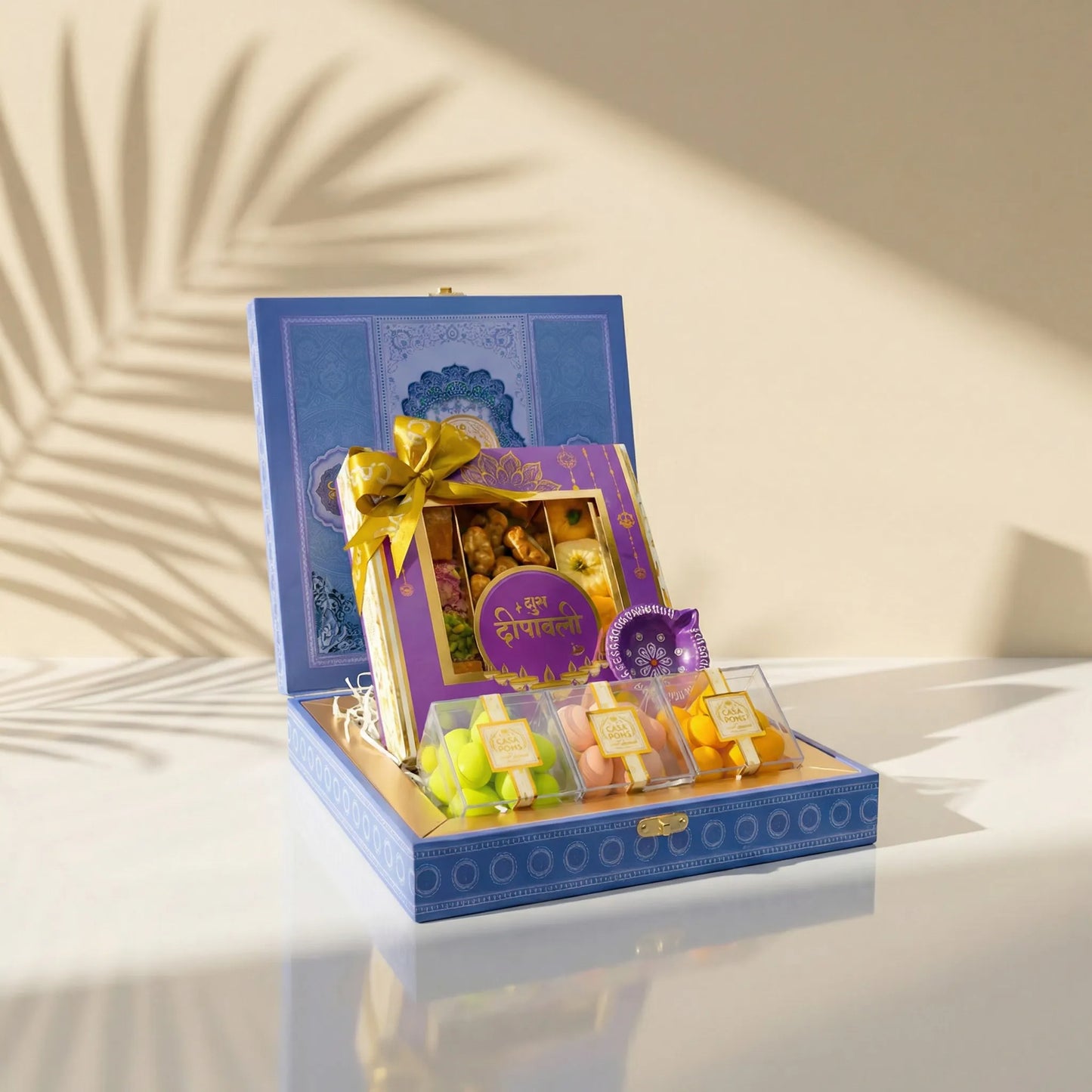 سلة طاووس زرقاء صغيرة | صندوق هدايا ديوالي مع جوز البقان والحلويات والدراجي