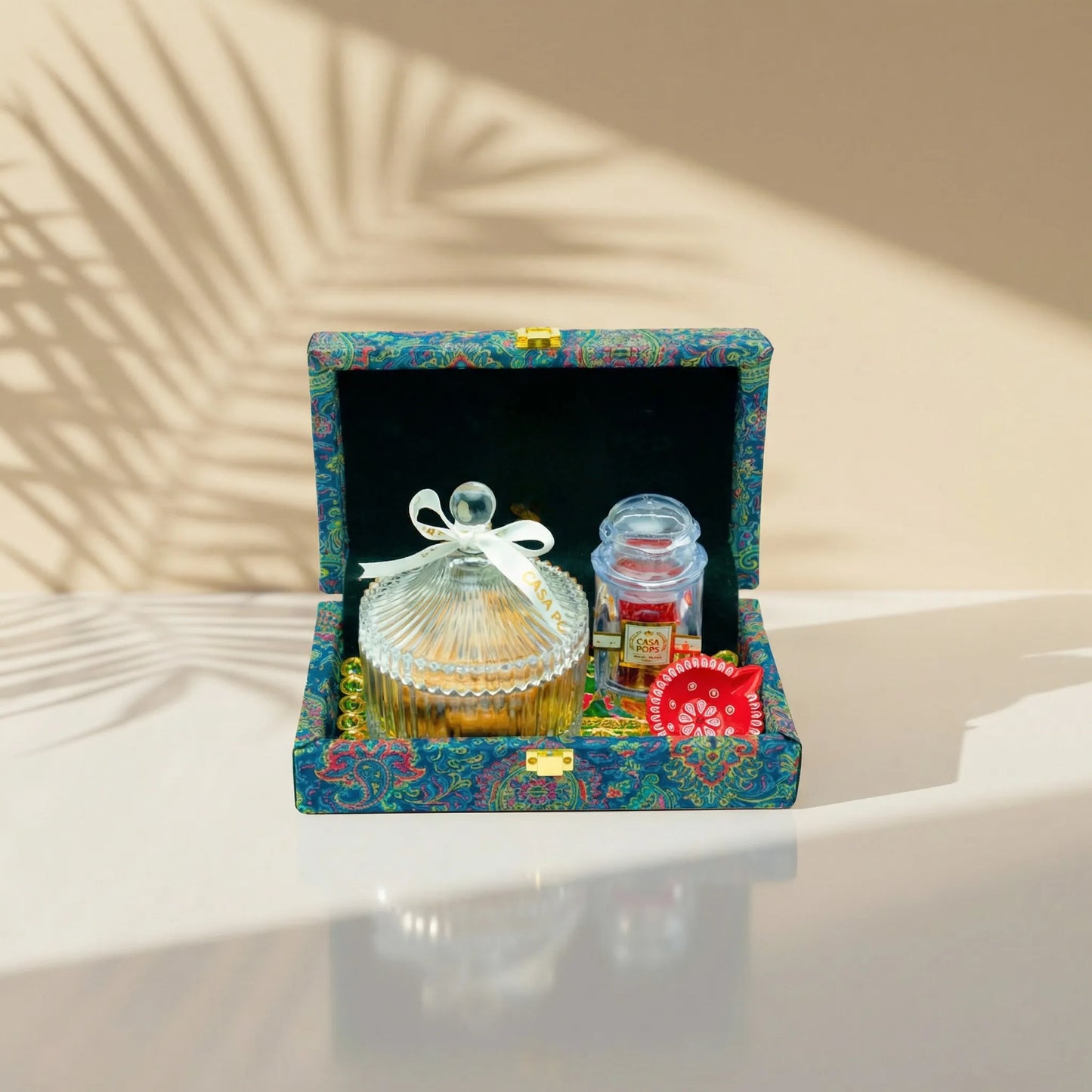 هدية ديوالي صغيرة من الكريستال | علبة هدايا من جوز البقان والكراميل والزعفران الفاخر