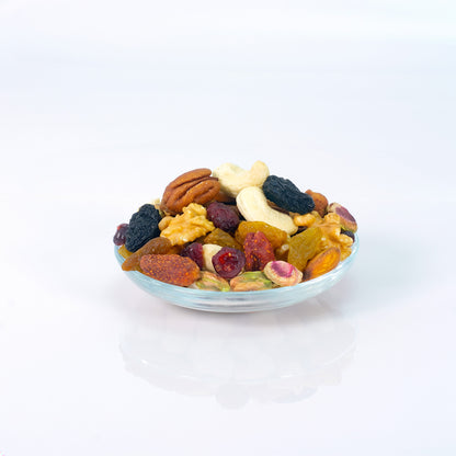 مزيج الطاقة من المكسرات مع الزبيب - وجبة خفيفة صحية فاخرة